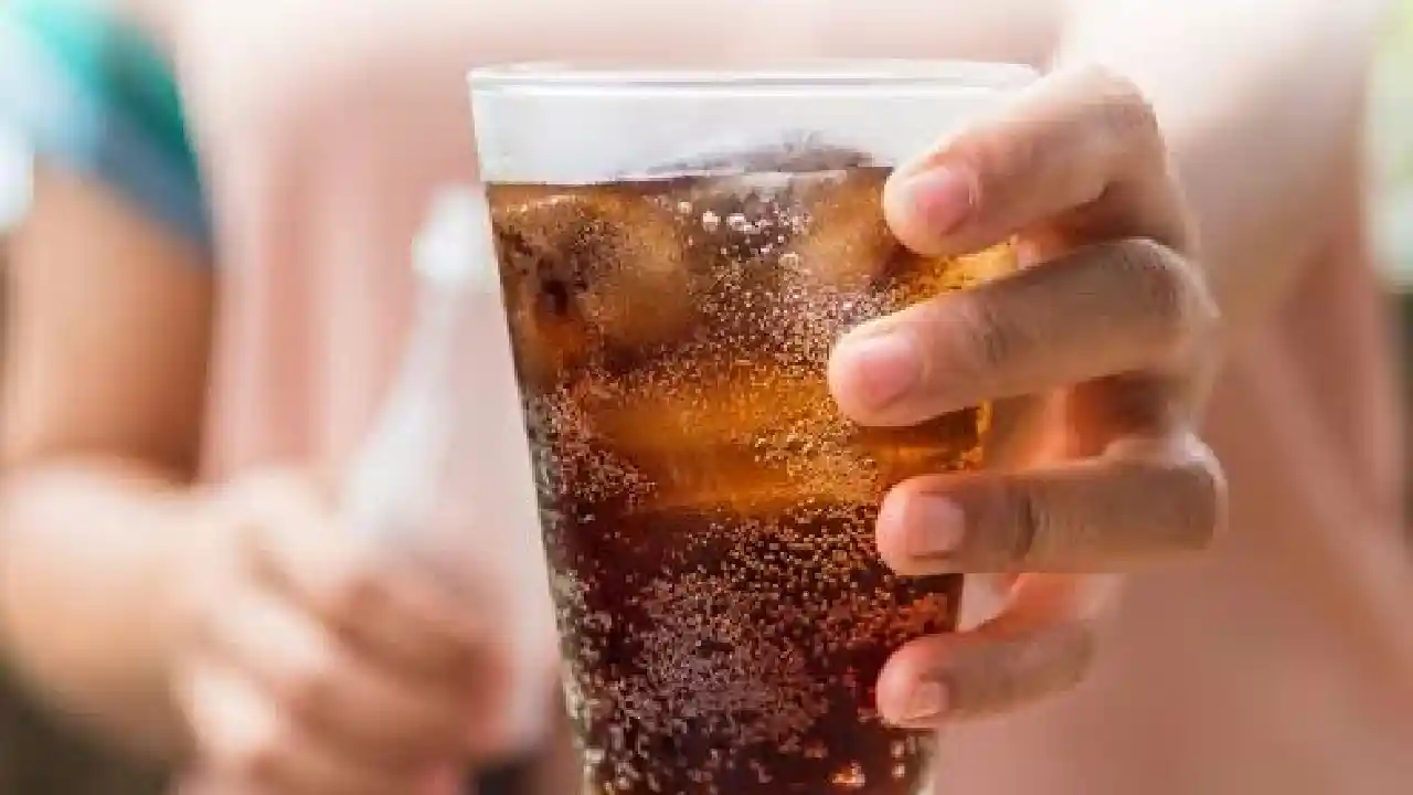 Minuman berkarbonasi dalam gelas tinggi gula