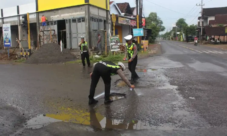 Satlantas Polres Trenggalek Petakan 52 Titik Jalan Rusak di Jalur Trenggalek-Gandusari