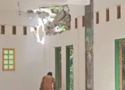 Pohon Beringin Tumbang Timpa Masjid di Trenggalek, Salat Tarawih Pertama Batal