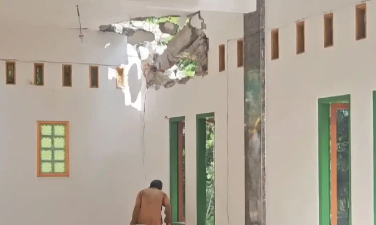Pohon Beringin Tumbang Timpa Masjid di Trenggalek, Salat Tarawih Pertama Batal