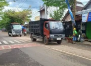 Bahaya Bagi Pelajar, Dampak Truk Proyek Bikin Jalan RA Kartini Trenggalek Licin dan Berdebu