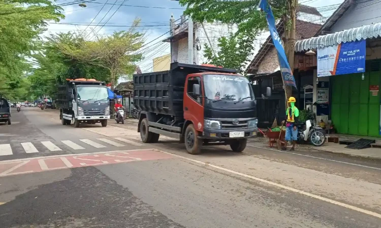 Bahaya Bagi Pelajar, Dampak Truk Proyek Bikin Jalan RA Kartini Trenggalek Licin dan Berdebu