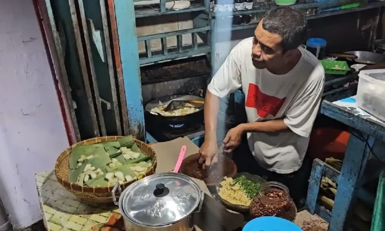Tahu Lontong Telur Ngantru Jadi Favorit Menu Buka Puasa di Trenggalek