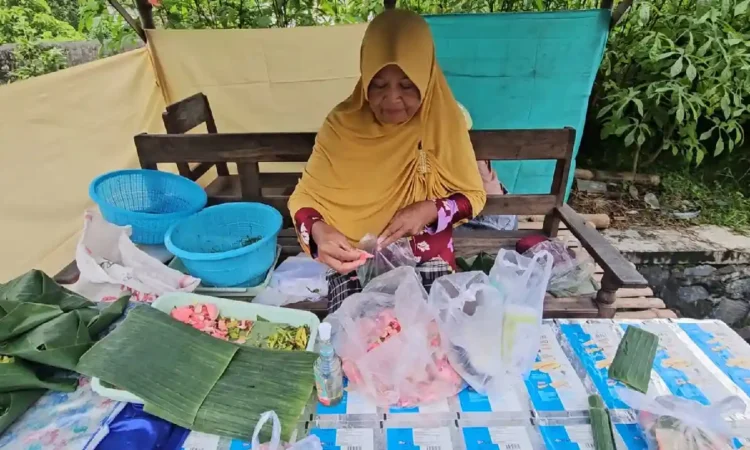 Jelang Puasa Ramadan 2026, Penjual Bunga Tabur Ramai di Trenggalek