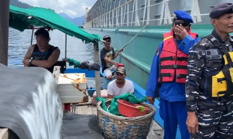 Terombang-ambing 4 Jam di Laut Bali, Nelayan Situbondo Dievakuasi Basarnas Trenggalek