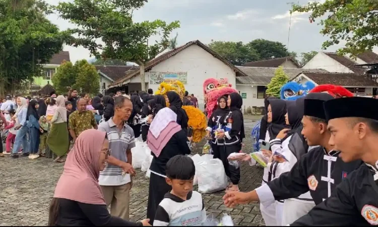 Wujud Peduli Sesama, IKS PI Kera Sakti Gandusari Trenggalek Bagikan 2.000 Paket Takjil Gratis