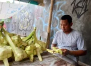 Jelang Kupatan, Pedagang Anyaman Ketupat di Trenggalek Mampu Jual 300 Biji Per Hari