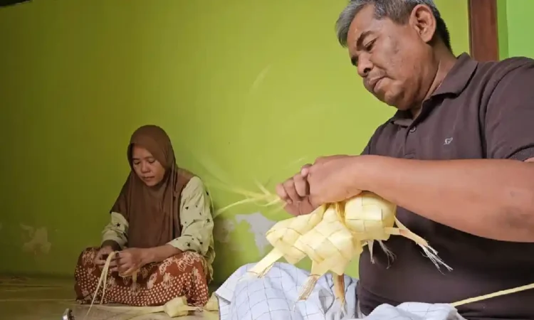 Tradisi Kupatan di Trenggalek Masih Lestari, Warga Siapkan Puluhan Ketupat Sambut Tamu