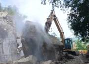 Alat Pemecah Batu Besar Material Longsor di Trenggalek Diterjunkan, Cuaca Dapat Pengaruhi Pembersihan