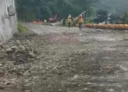 Batu Besar Material Longsor di Jalur Nasional Trenggalek-Ponorogo KM 16 Berhasil Disingkirkan