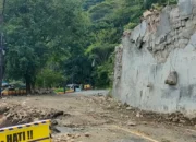 Akses Trenggalek-Ponorogo Masih Ditutup Meski Material Longsor Sudah Dibersihkan
