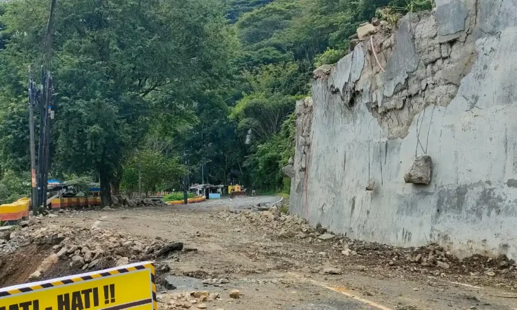 Akses Trenggalek-Ponorogo Masih Ditutup Meski Material Longsor Sudah Dibersihkan