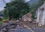 Longsor Tutup Total Jalur Nasional Trenggalek-Ponorogo di KM 16