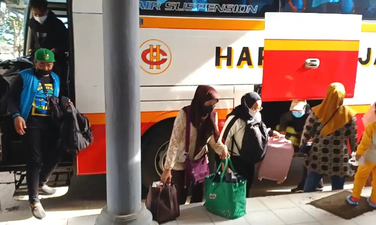 Kedatangan Arus Mudik Terminal Surodakan Trenggalek Meningkat