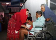 Di Trenggalek, Anggota DPR RI Novita Hardini Serahkan Ambulans dan Bantuan Sembako