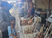 Pasar ikan dengan penjual dan pembeli