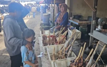 Pasar ikan dengan penjual dan pembeli