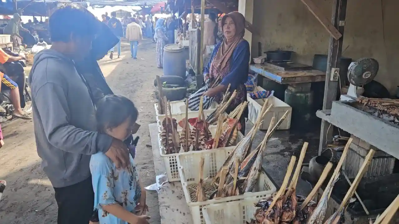Pasar ikan dengan penjual dan pembeli