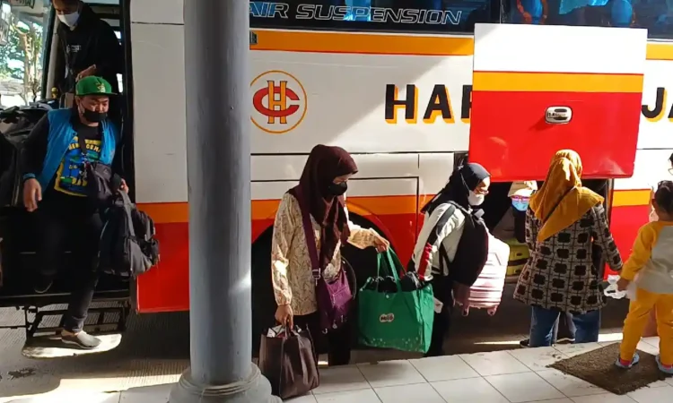 Pemudik di Terminal Surodakan Trenggalek Melonjak