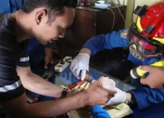Jari Pelajar Tersangkut Speaker Gegara Iseng, Damkar Trenggalek Turun Tangan Evakuasi