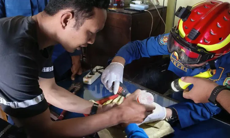 Jari Pelajar Tersangkut Speaker Gegara Iseng, Damkar Trenggalek Turun Tangan Evakuasi