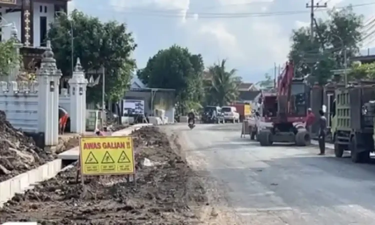 Aksi Tanam Pisang Berbuah Perbaikan, Jalan Wonoanti Trenggalek Dibangun Drainase dan Aspal Ulang