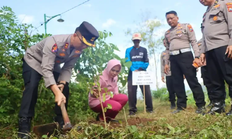 Polres Trenggalek Tanam 200 Pohon di 14 Kecamatan, Antisipasi Kekeringan
