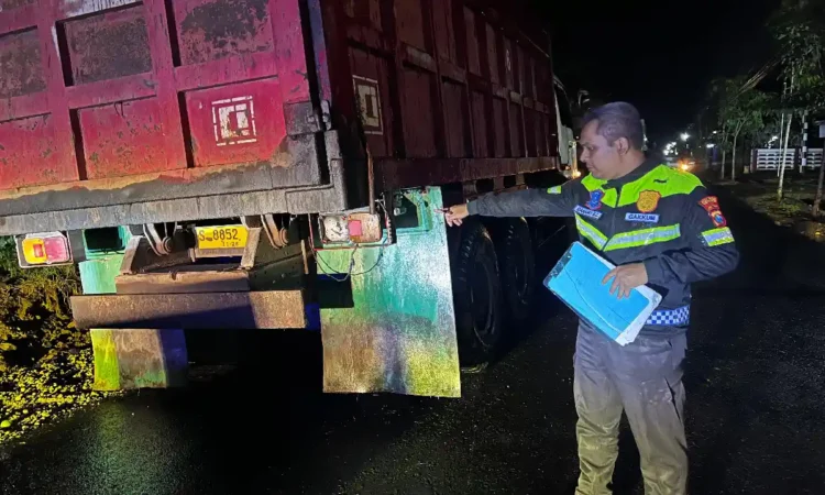 Tabrak Truk Parkir, Pengendara Motor di Trenggalek Meninggal Dunia di Tempat