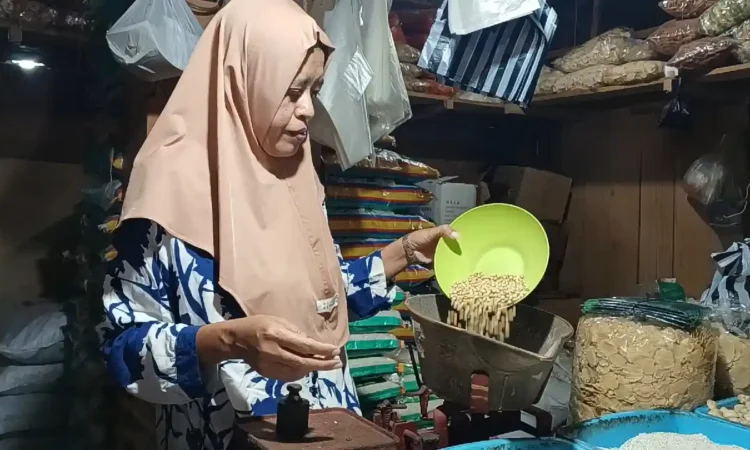 Di Trenggalek Harga Kedelai Impor Naik, Kedelai Lokal Kosong Pedagang Sepi Pembeli