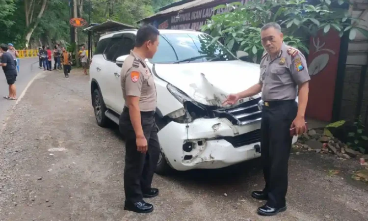 Mobil Fortuner Tertimpa Batu Longsor di Jalur Trenggalek-Ponorogo, Pengemudi Selamat