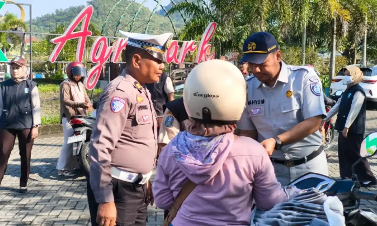 Polisi Bersama Bapenda dan Jasa Raharja Gelar Razia Pajak Kendaraan di Trenggalek