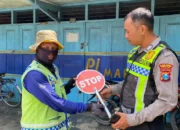Kurangi Kemacetan dan Kecelakaan, Polres Trenggalek Bagikan Rambu Stop Portabel