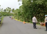 Jalan Nasional Trenggalek-Pacitan Tepatnya di Kecamatan Suruh Longsor, Pengendara Diminta Waspada