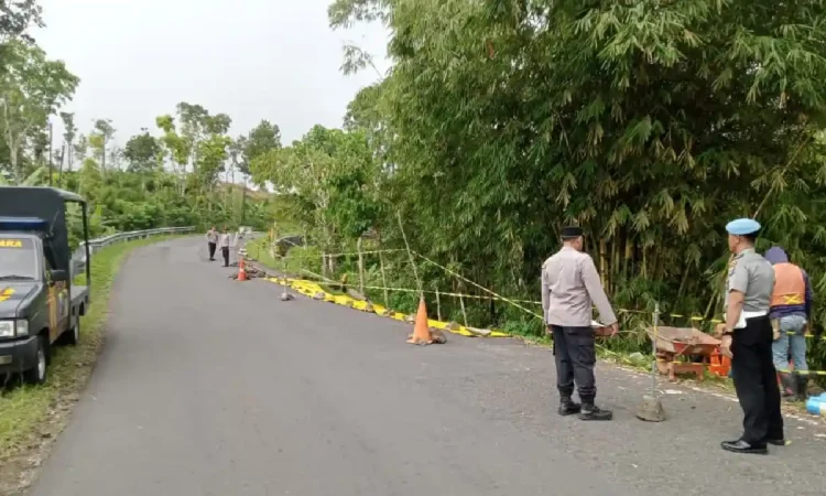 Jalan Nasional Trenggalek-Pacitan Tepatnya di Kecamatan Suruh Longsor, Pengendara Diminta Waspada