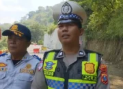 Jalur KM 16 Trenggalek-Ponorogo Ditutup Total Pasca Batu Jatuh Timpa Mobil Fortuner