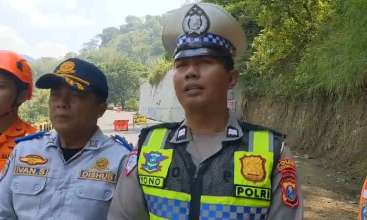 Jalur KM 16 Trenggalek-Ponorogo Ditutup Total Pasca Batu Jatuh Timpa Mobil Fortuner