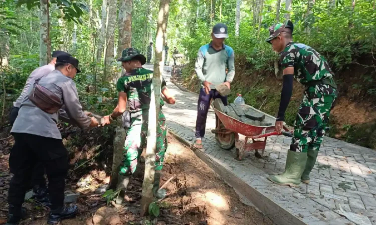 Polri Turut Terlibat dalam TMMD ke-128 di Trenggalek, Kerahkan Puluhan Personel Tiap Hari