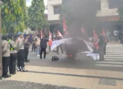 Bakar Ban Saat Aksi, GMNI Trenggalek Soroti Krisis Pendidikan Hingga Pungli