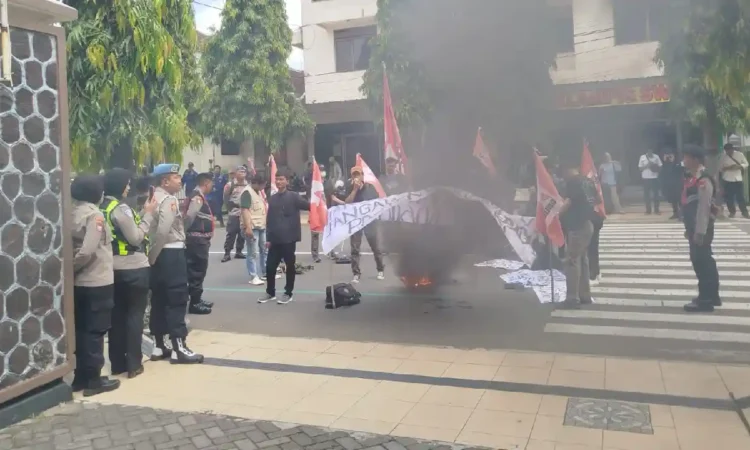 Bakar Ban Saat Aksi, GMNI Trenggalek Soroti Krisis Pendidikan Hingga Pungli