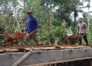 Bantu Bangun Jembatan Merah Putih, Kapolres Trenggalek: Pangkas Akses Warga Hingga 4 Km