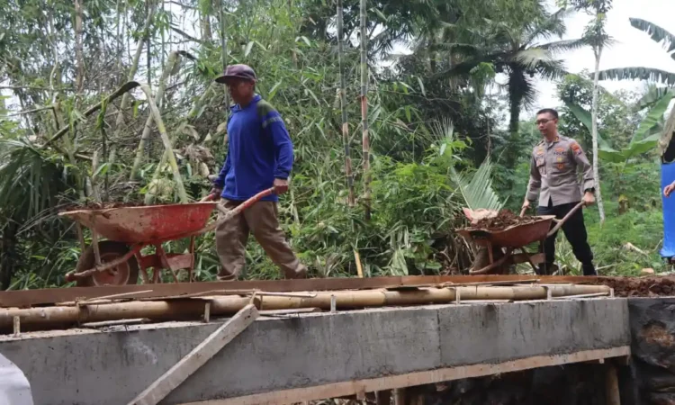 Bantu Bangun Jembatan Merah Putih, Kapolres Trenggalek: Pangkas Akses Warga Hingga 4 Km