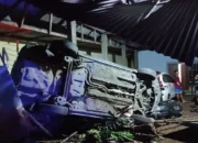 Mobil Toyota Vios Tabrak Teras Rumah di Ngetal Trenggalek, Pengemudi Tak Miliki SIM
