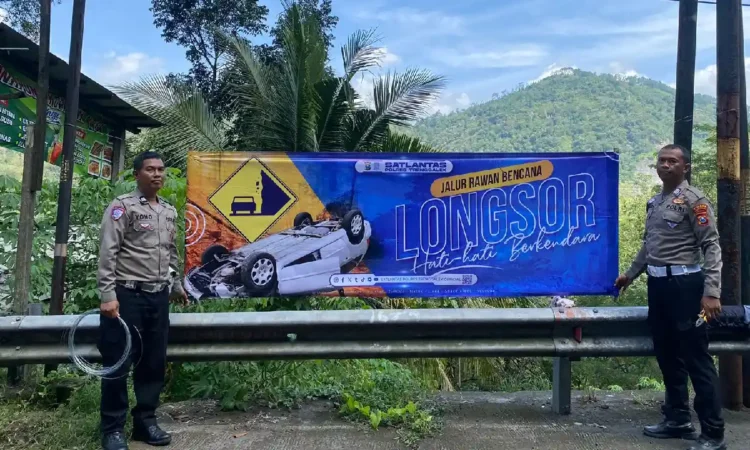 Guguran Batu Kembali Terjadi di Jalur Trenggalek-Ponorogo, Polisi Pasang Spanduk Peringatan