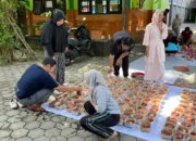 SMAN 1 Trenggalek Gunakan Besek Bambu untuk Pembagian Daging Kurban, Komitmen Kurangi Sampah Plastik