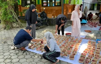 SMAN 1 Trenggalek Gunakan Besek Bambu untuk Pembagian Daging Kurban, Komitmen Kurangi Sampah Plastik