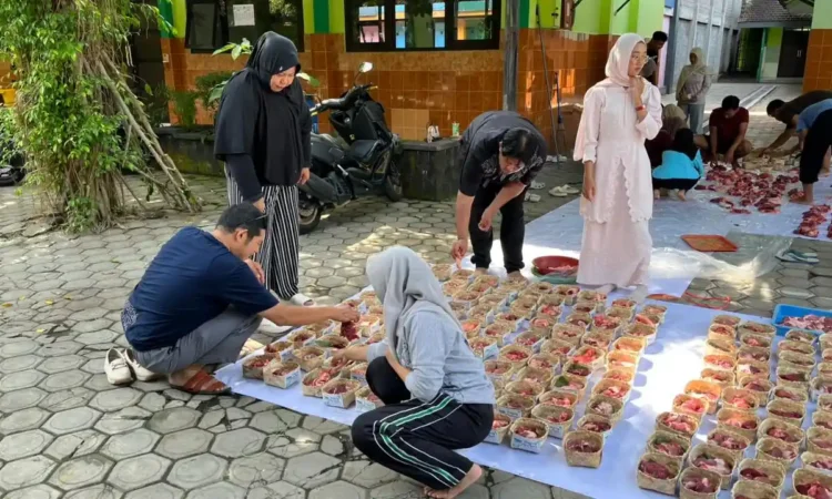 SMAN 1 Trenggalek Gunakan Besek Bambu untuk Pembagian Daging Kurban, Komitmen Kurangi Sampah Plastik