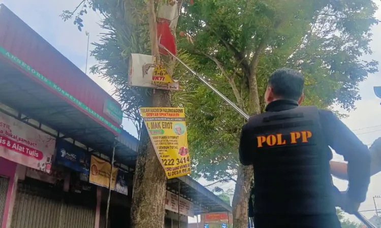 Bredel Puluhan Banner dan Iklan Rokok Langgar Aturan, Satpol PP Trenggalek: Jangan Pasang Sembarangan