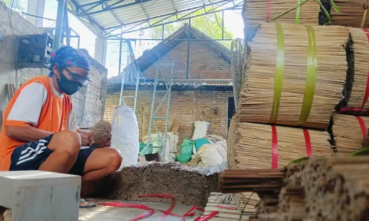 Jelang Idul Adha, Pengrajin Tusuk Sate di Trenggalek Kebanjiran Order hingga 7 Kuintal per Hari