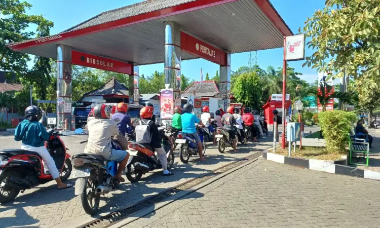 Warga Trenggalek Serbu BBM Subsidi Jenis Pertalite Imbas Kenaikan Pertamax
