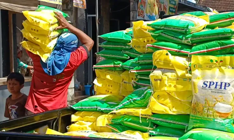Bulog Drop 6,5 Ton Beras SPHP ke Pasar Basah Trenggalek, Tekan Inflasi dan Jaga Harga Tetap Stabil